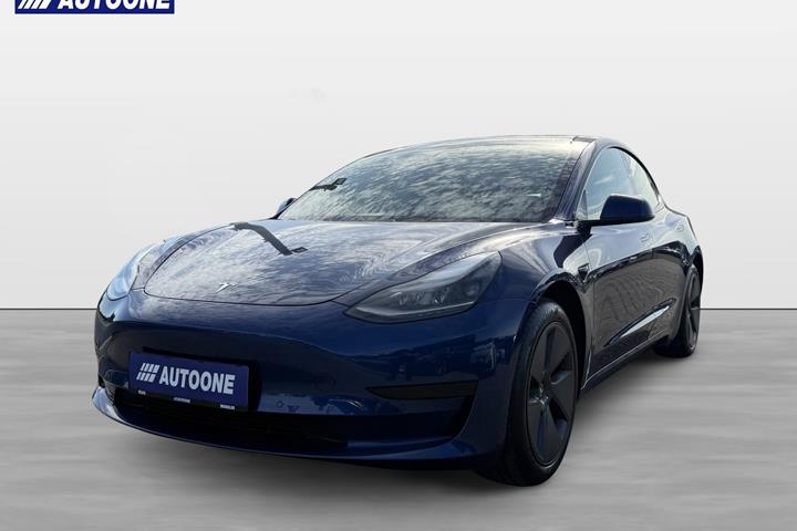 Blå Tesla Model 3 fra 2023