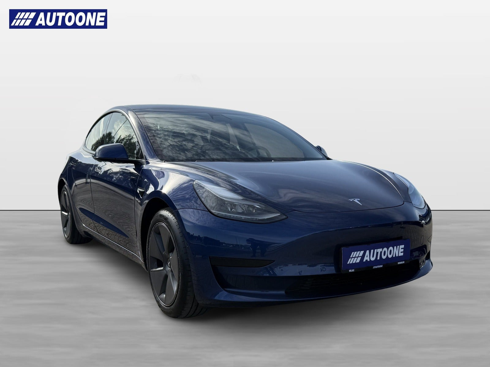 Blå Tesla Model 3 fra 2023