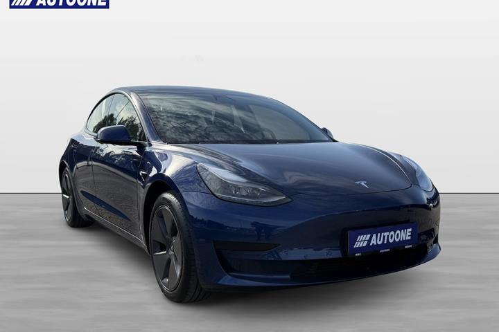 Blå Tesla Model 3 fra 2023