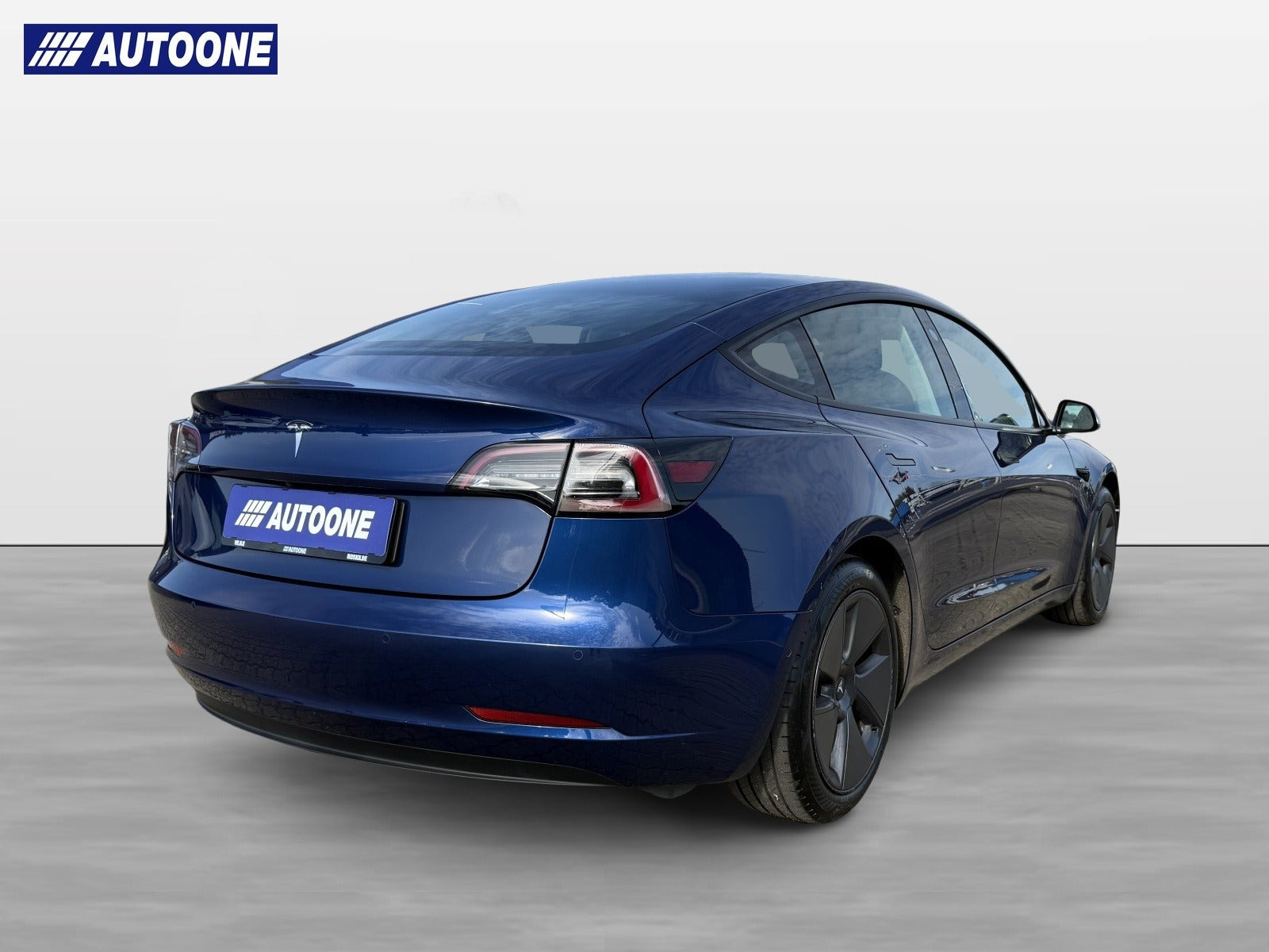Blå Tesla Model 3 fra 2023