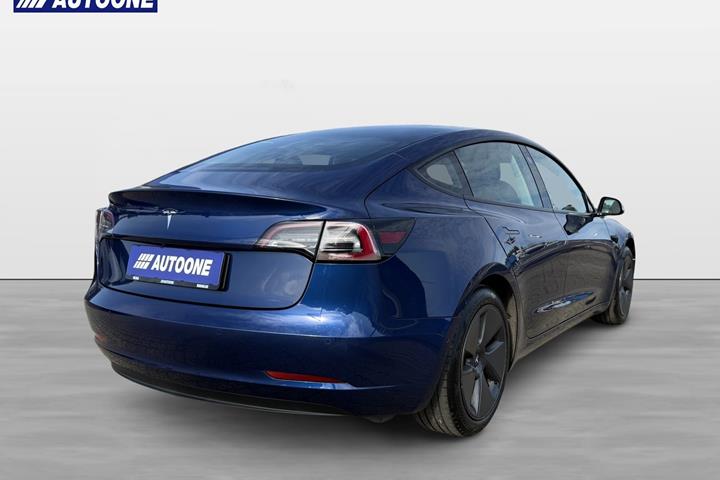Blå Tesla Model 3 fra 2023