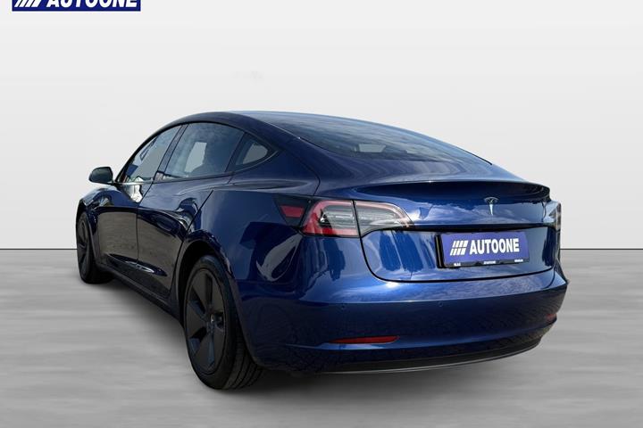 Blå Tesla Model 3 fra 2023