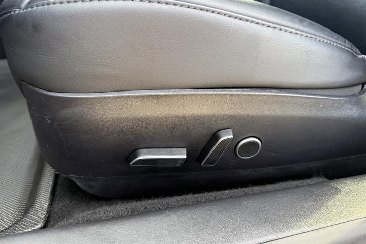 Blå Tesla Model 3 fra 2023