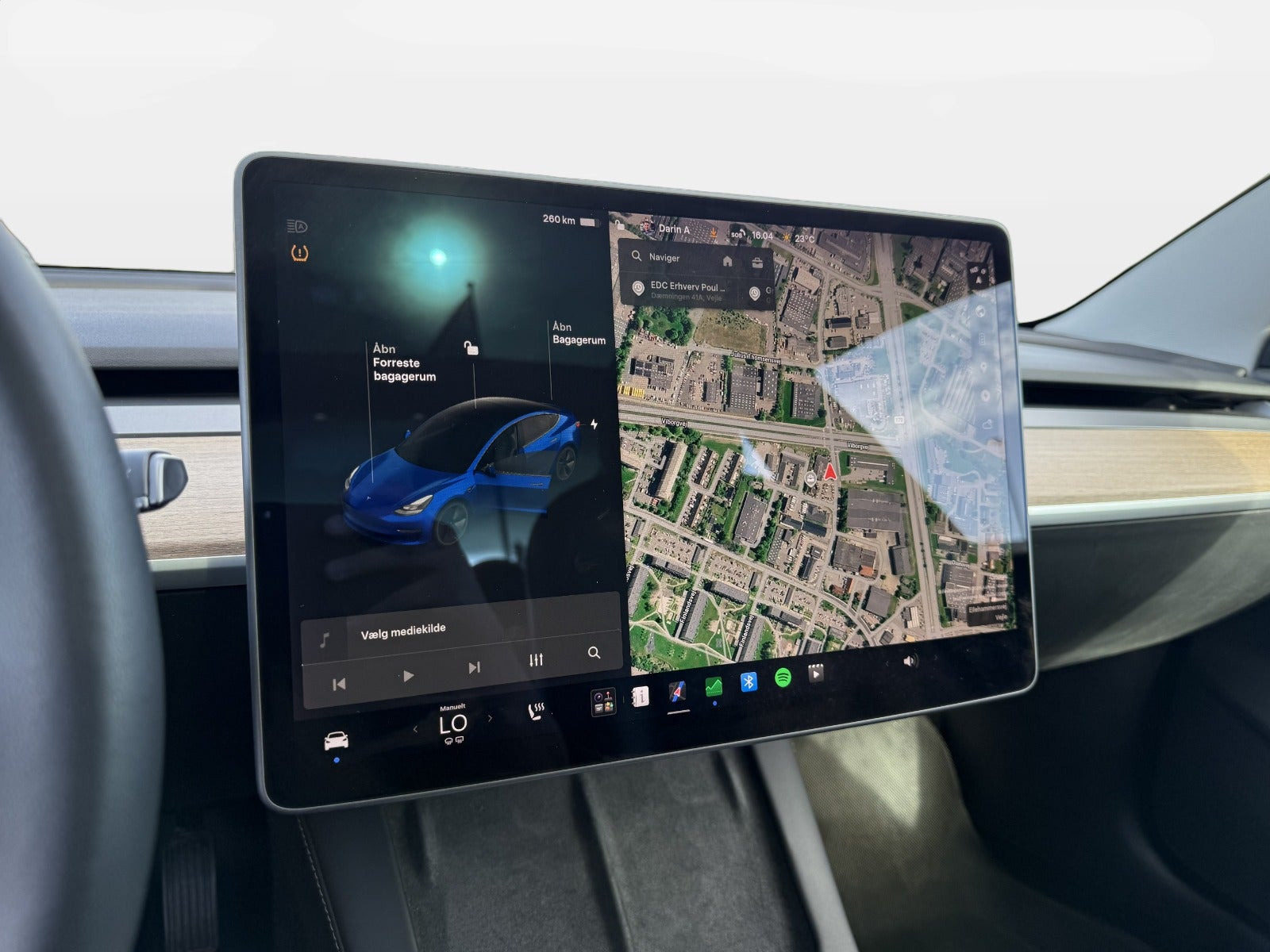 Blå Tesla Model 3 fra 2023