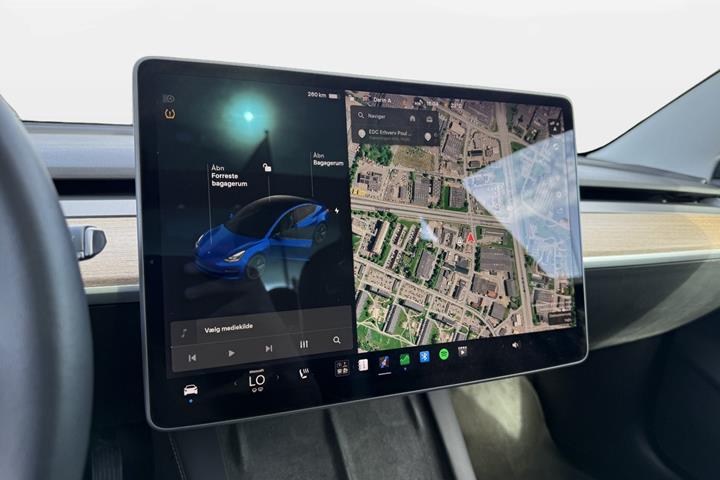 Blå Tesla Model 3 fra 2023