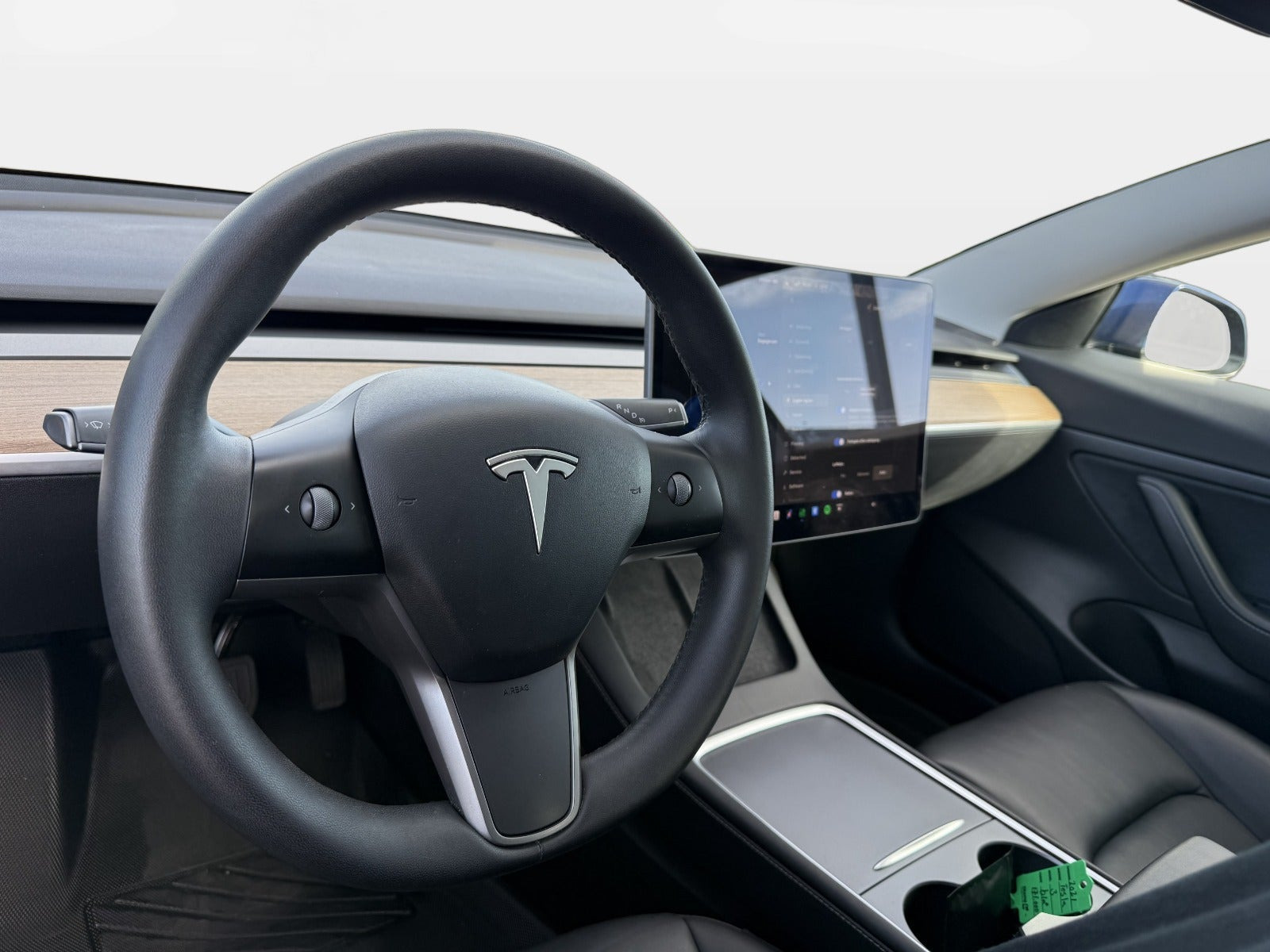 Blå Tesla Model 3 fra 2023