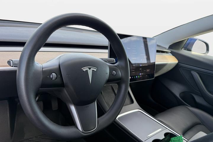 Blå Tesla Model 3 fra 2023