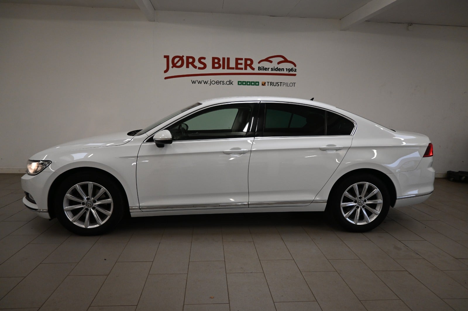 Hvid VW Passat fra 2019
