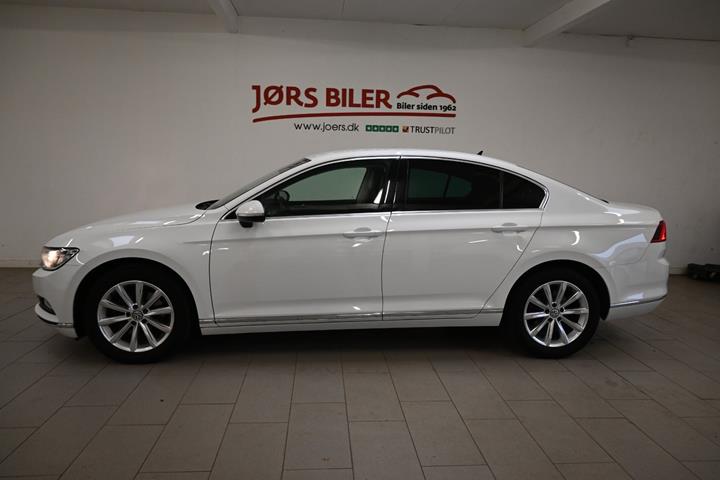 Hvid VW Passat fra 2019