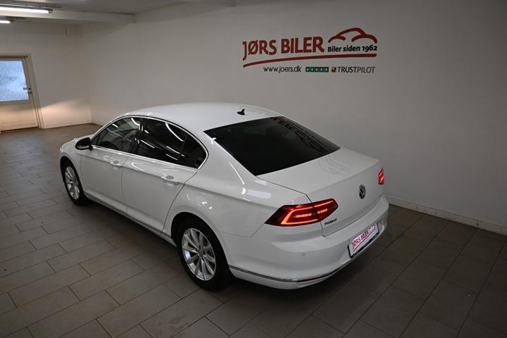 Hvid VW Passat fra 2019