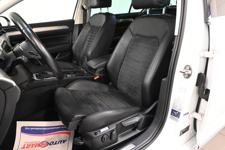 Hvid VW Passat fra 2019