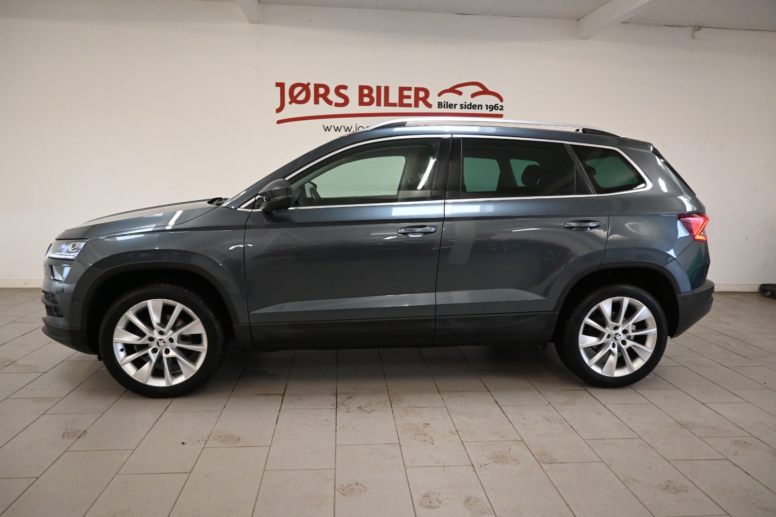 Grå Skoda Karoq fra 2021