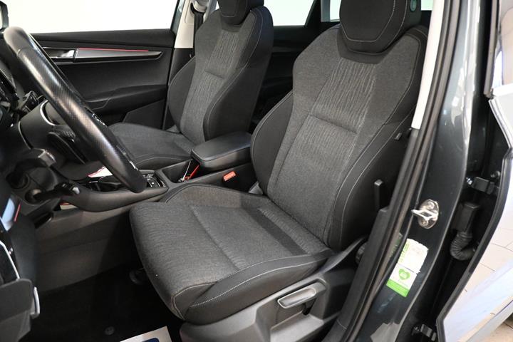Grå Skoda Karoq fra 2021