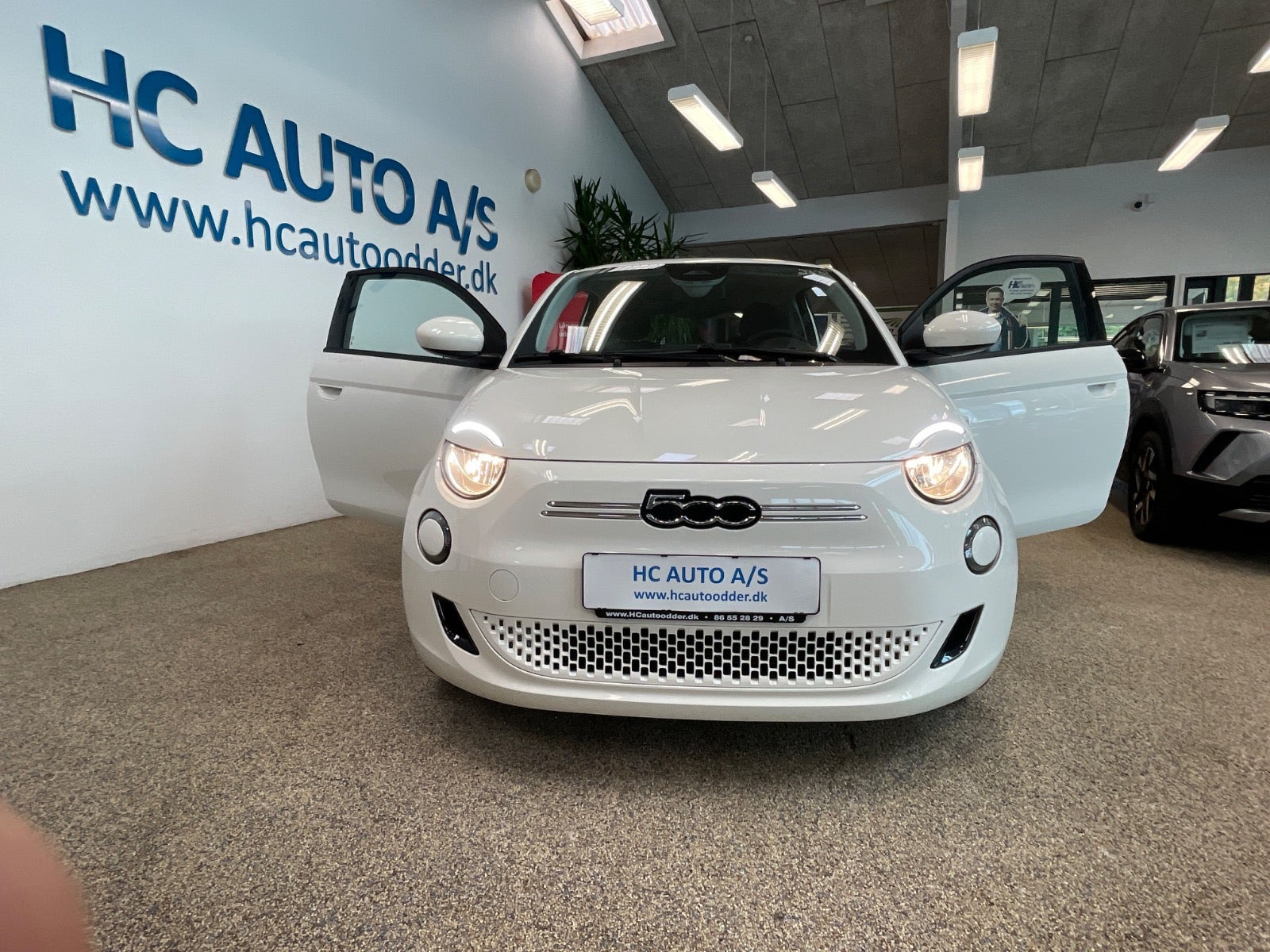 Hvid Fiat 500e fra 2023