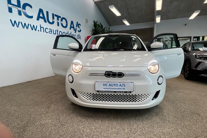 Hvid Fiat 500e fra 2023