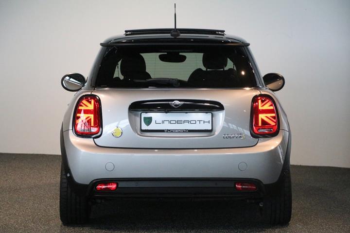 Sølv Mini Cooper SE fra 2023
