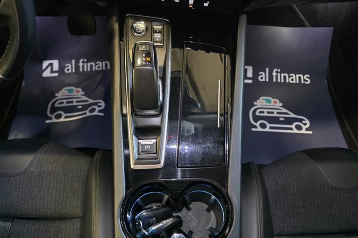 Grå Peugeot 508 fra 2021