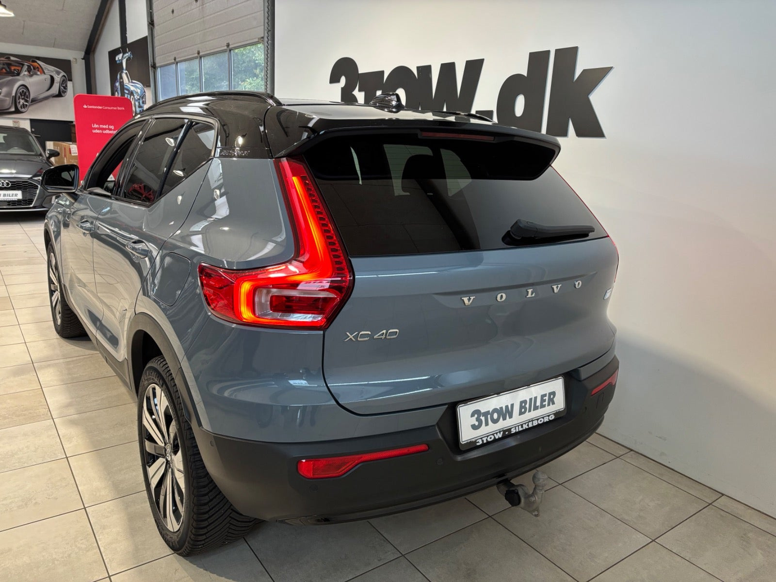 Grå Volvo XC40 fra 2023