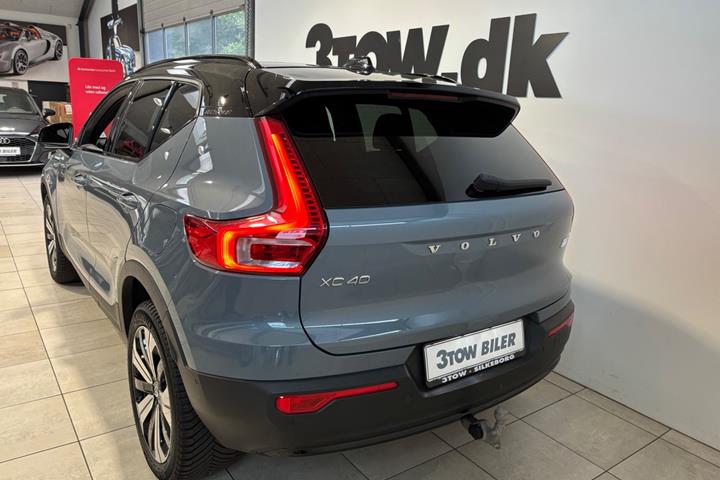 Grå Volvo XC40 fra 2023