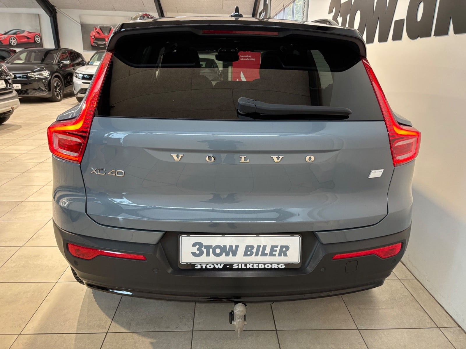 Grå Volvo XC40 fra 2023