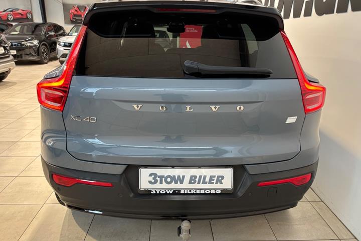 Grå Volvo XC40 fra 2023