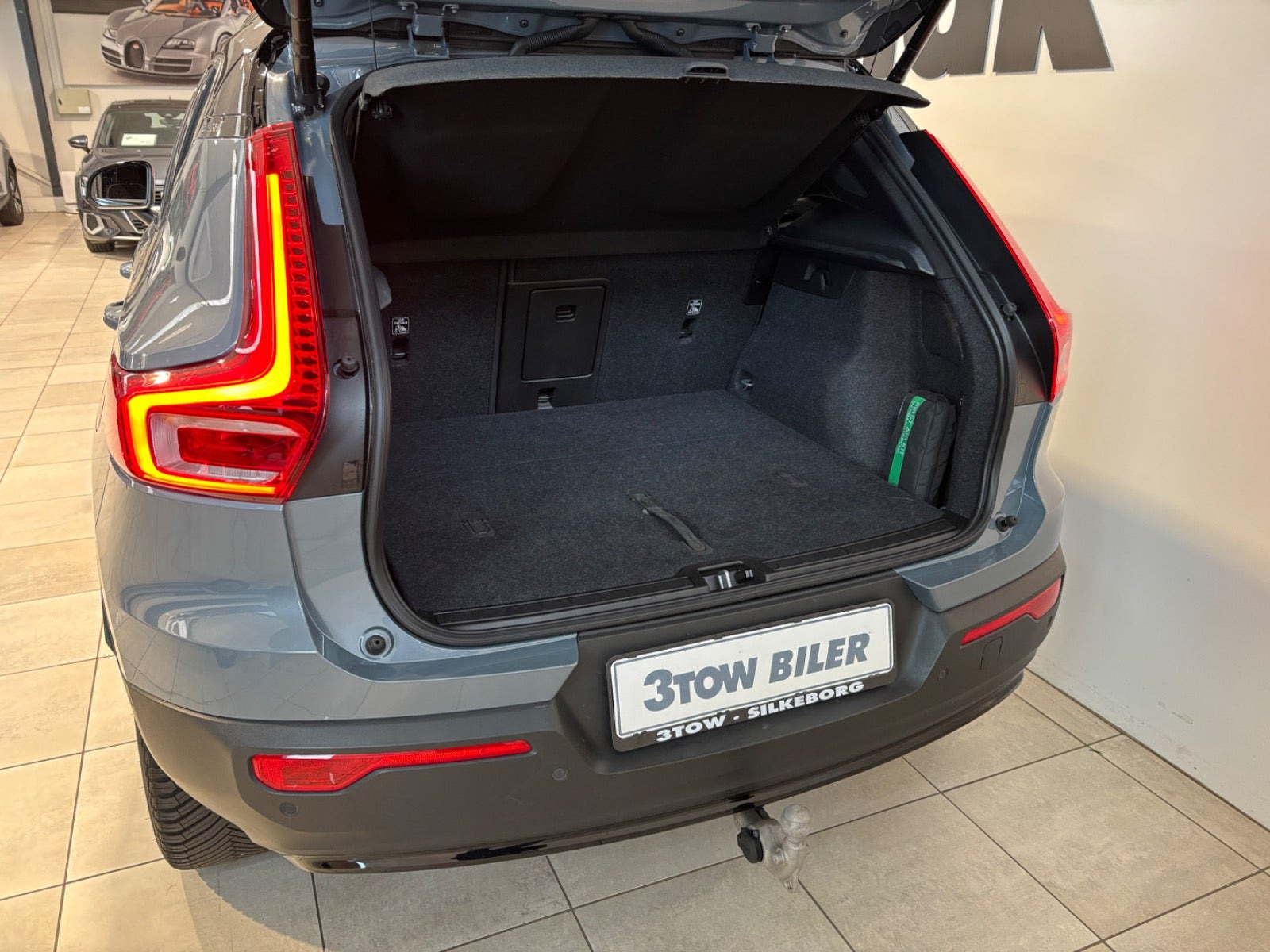Grå Volvo XC40 fra 2023
