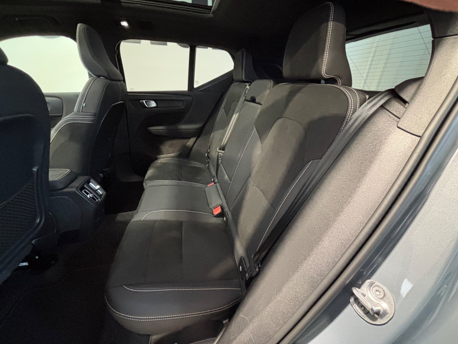 Grå Volvo XC40 fra 2023