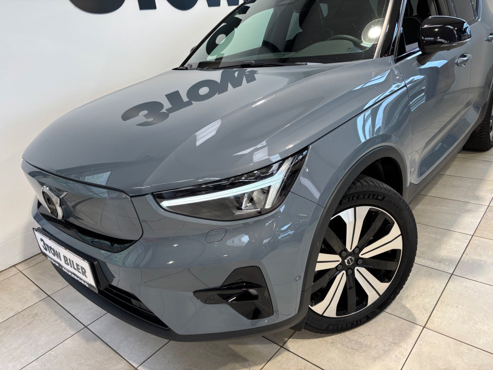 Grå Volvo XC40 fra 2023