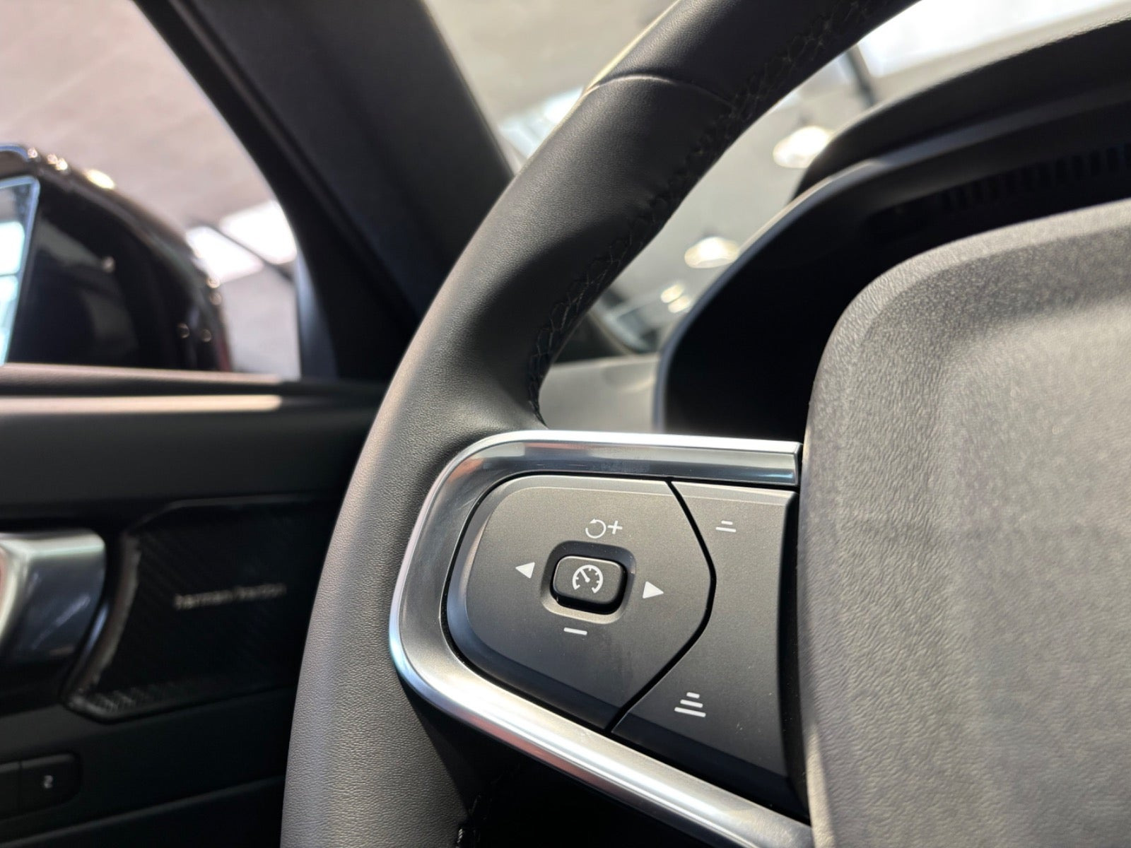 Grå Volvo XC40 fra 2023