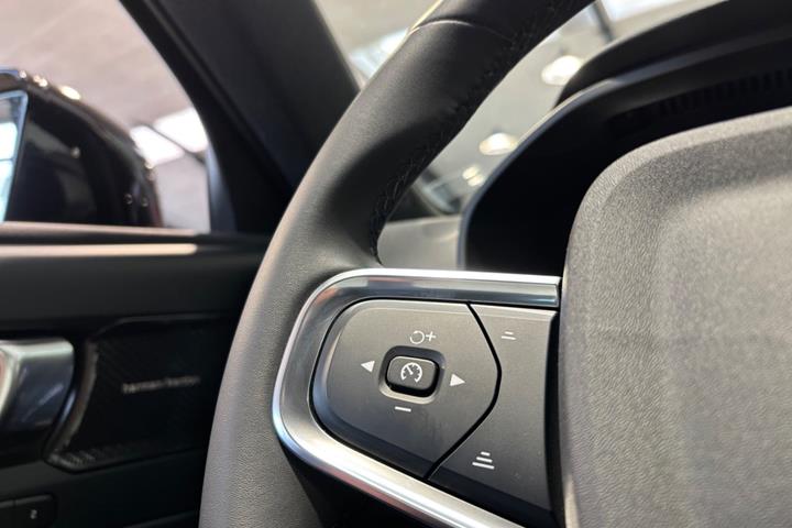 Grå Volvo XC40 fra 2023