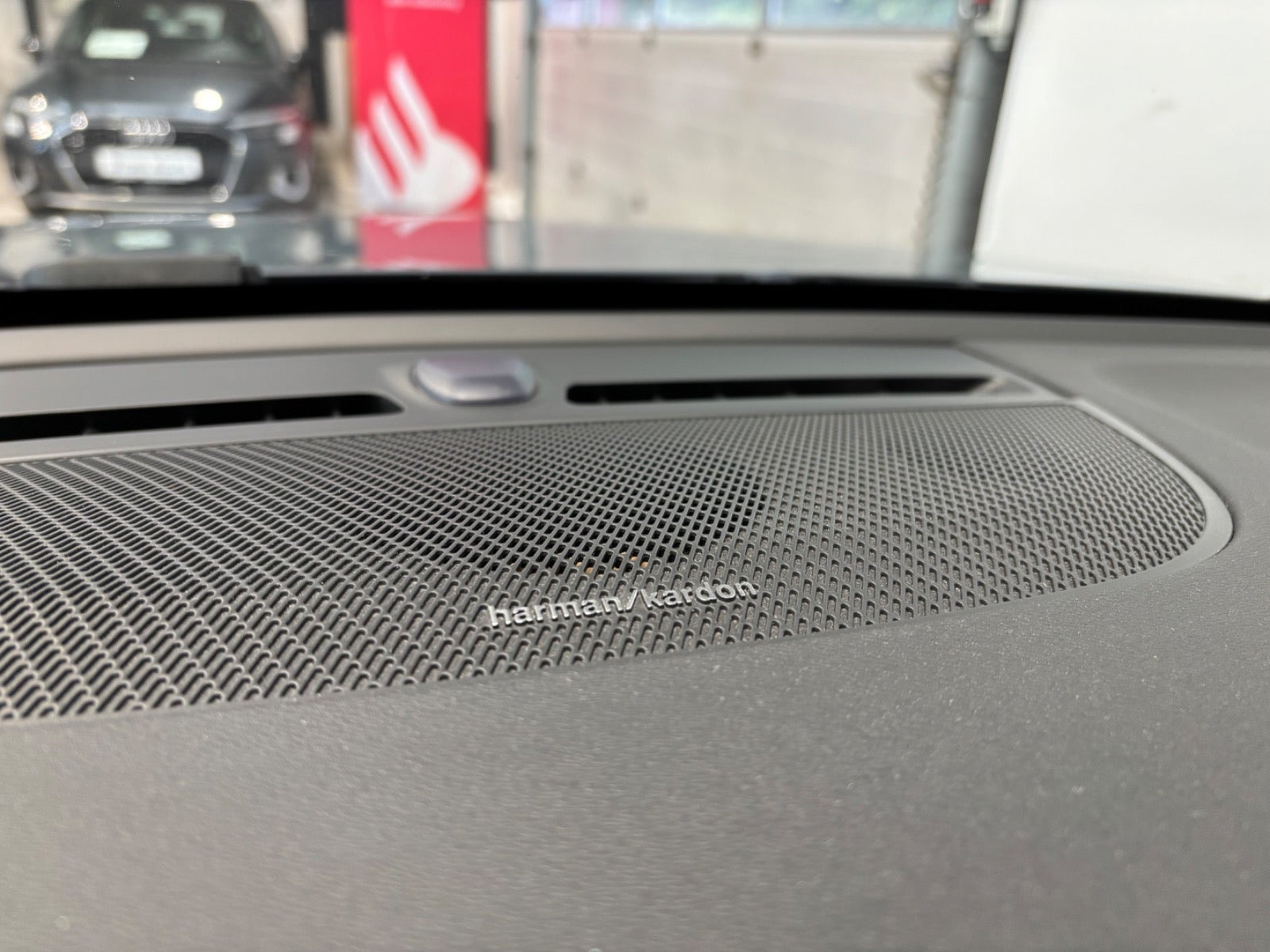 Grå Volvo XC40 fra 2023