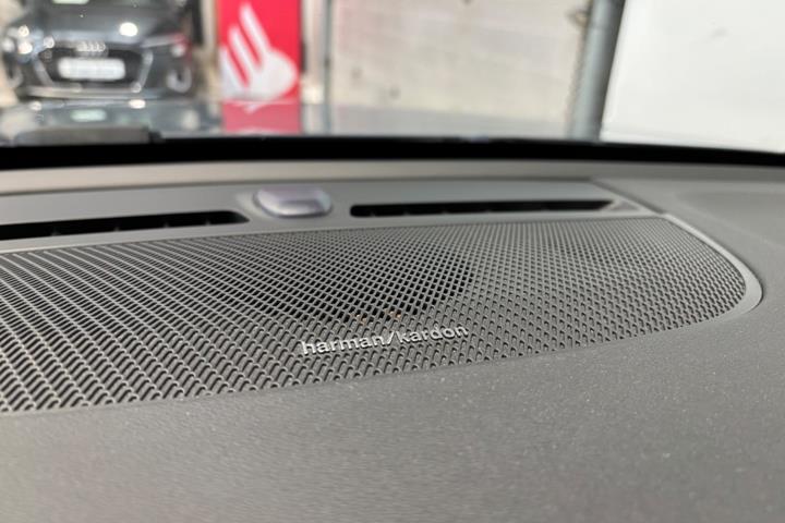 Grå Volvo XC40 fra 2023