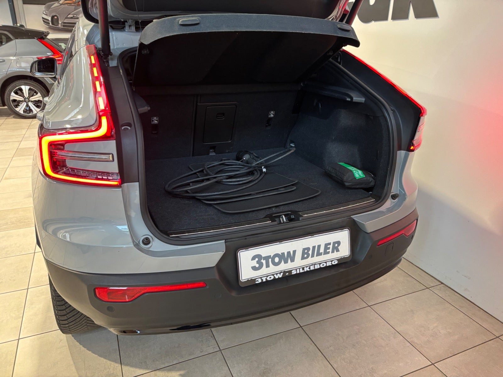 Grå Volvo C40 fra 2024