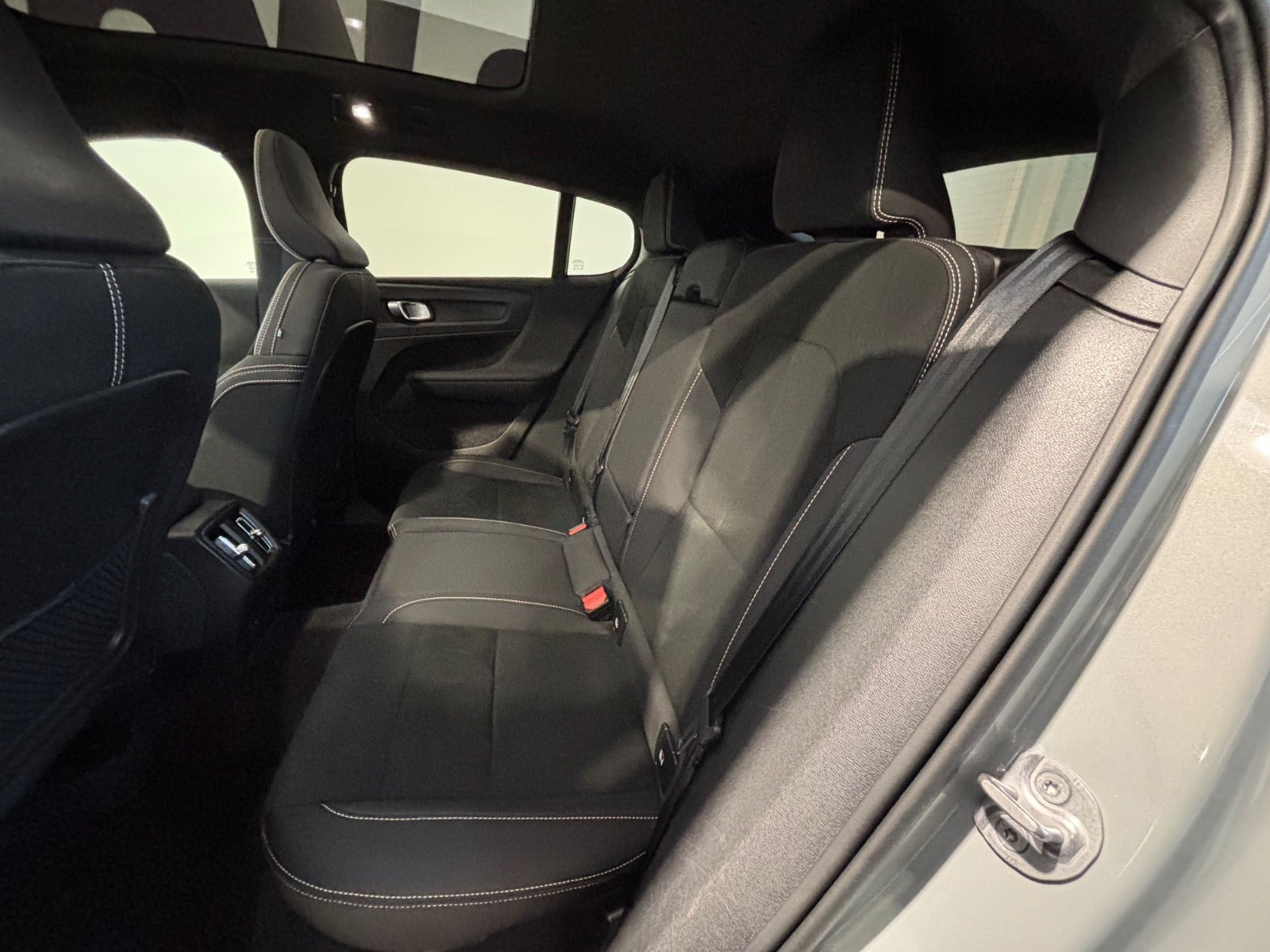 Grå Volvo C40 fra 2024
