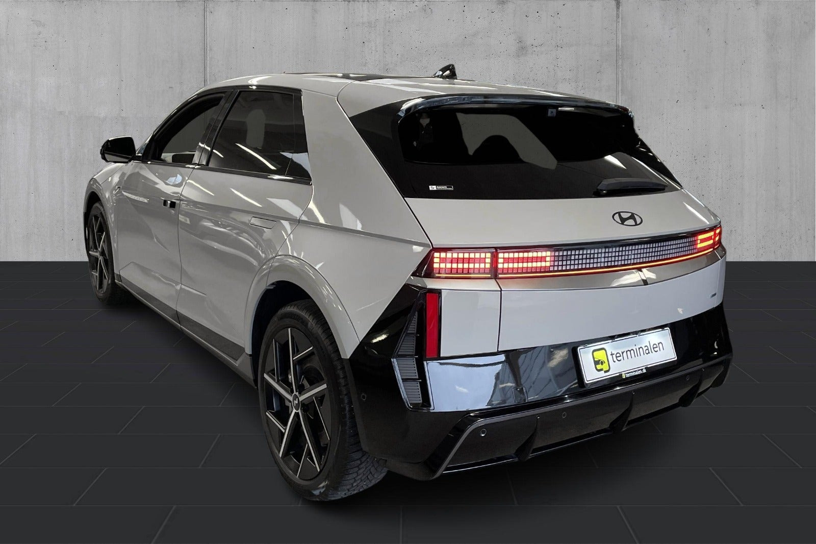 Grå Hyundai Ioniq 5 fra 2025
