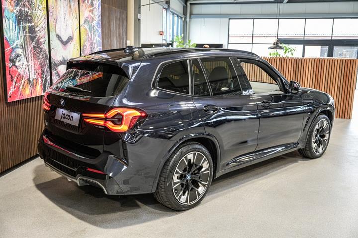 Sort BMW iX3 fra 2023