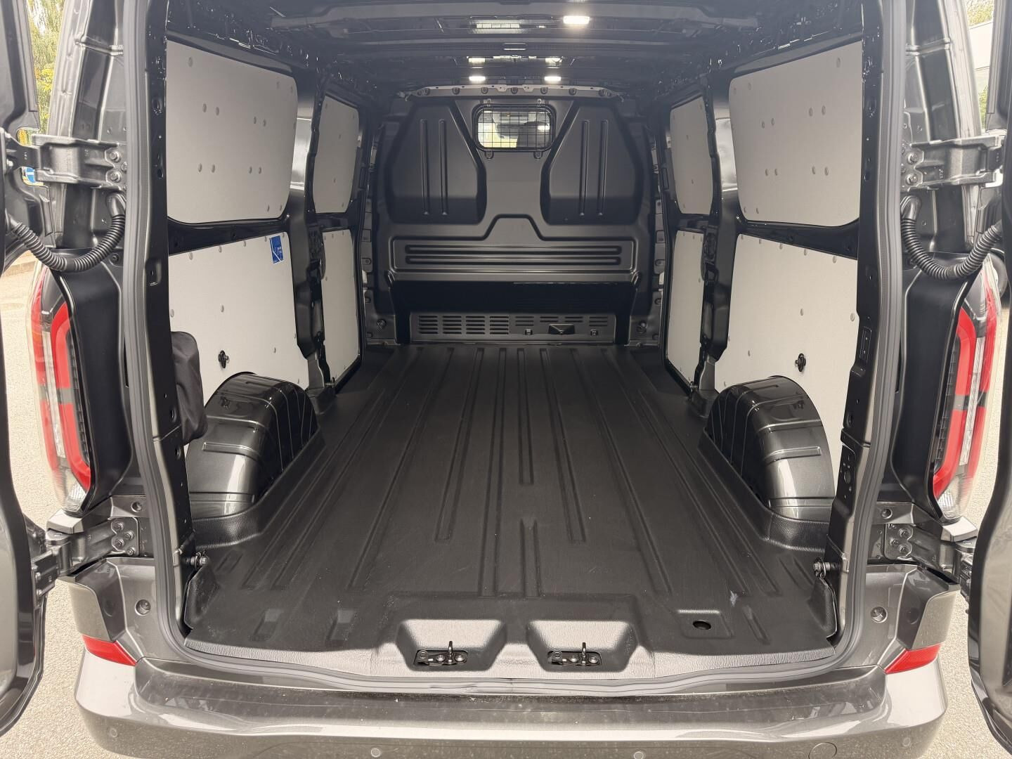Grå Ford Transit Custom 320 L1 fra 2026
