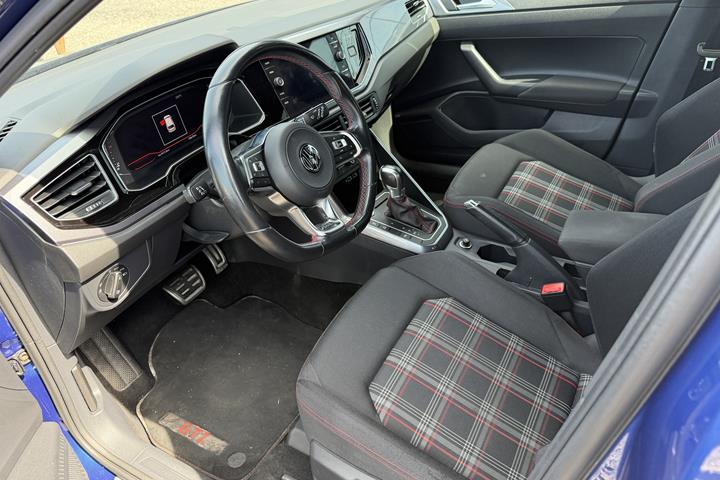Blå VW Polo fra 2018