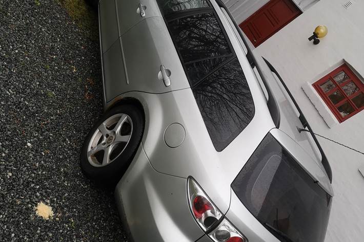 Grå Mazda 6 fra 2004