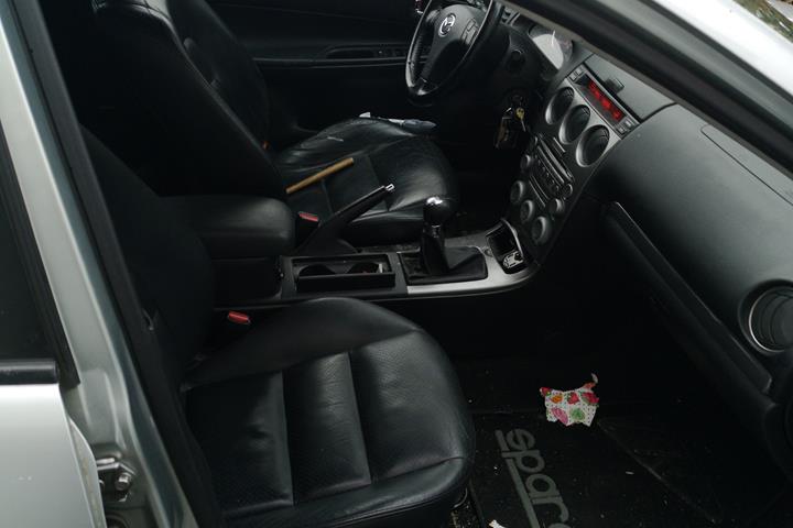 Grå Mazda 6 fra 2004