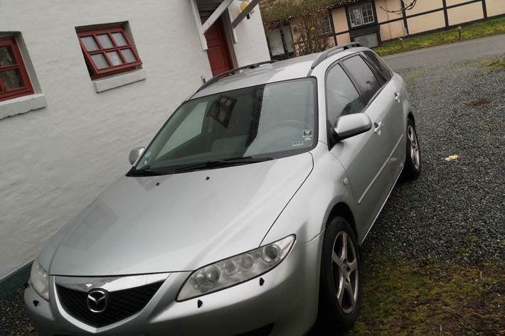 Grå Mazda 6 fra 2004