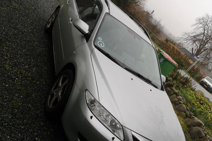 Grå Mazda 6 fra 2004