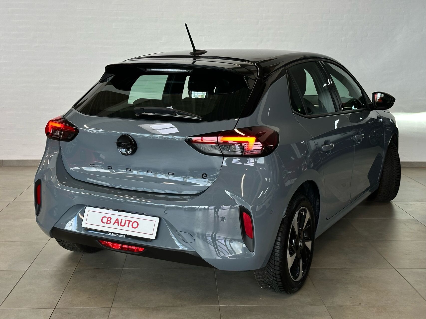 Grå Opel Corsa-e fra 2024
