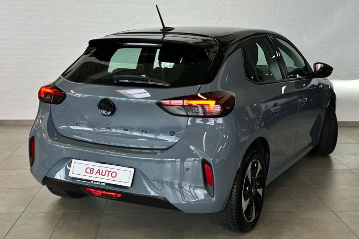 Grå Opel Corsa-e fra 2024