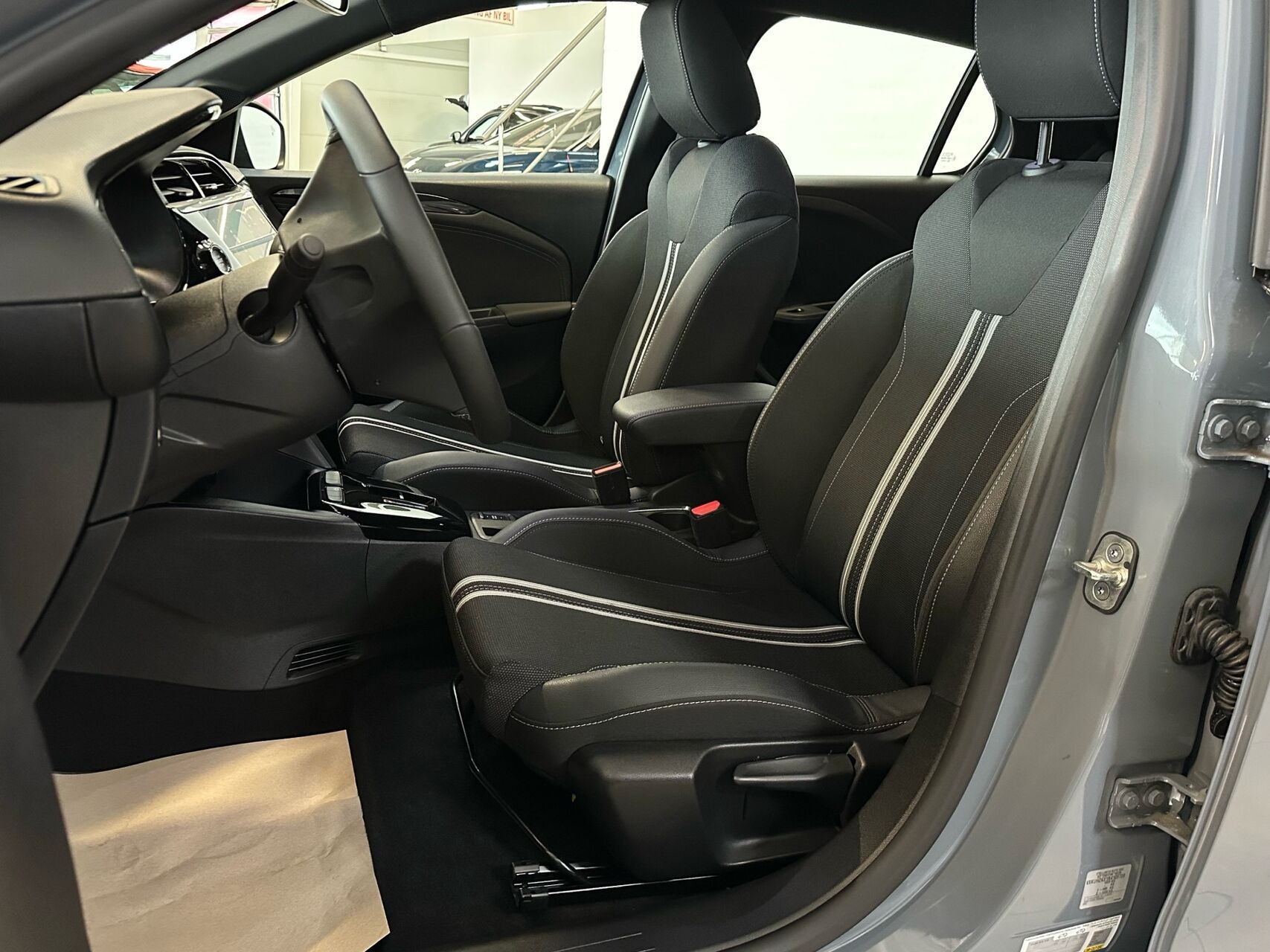 Grå Opel Corsa-e fra 2024