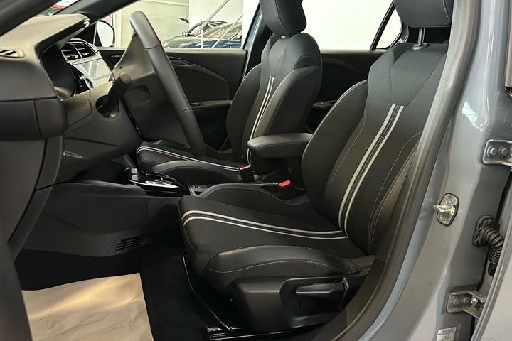 Grå Opel Corsa-e fra 2024