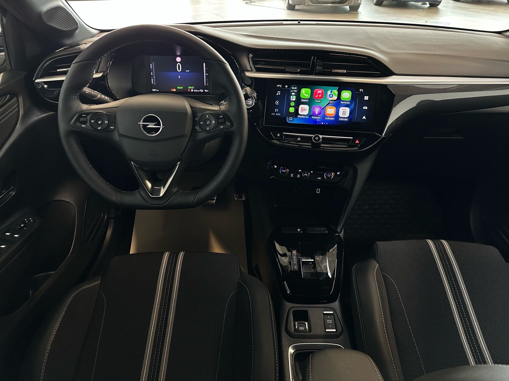 Grå Opel Corsa-e fra 2024