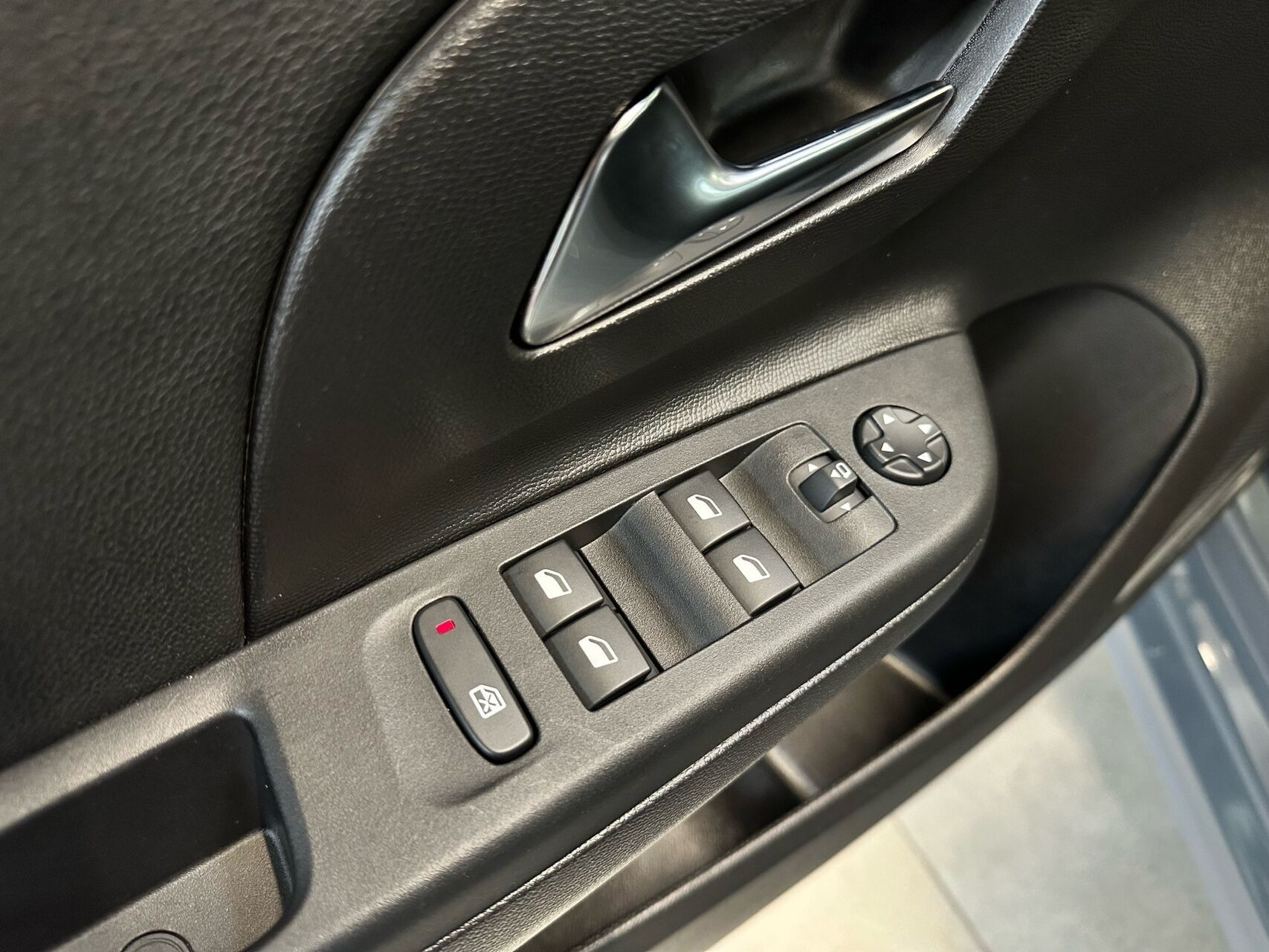 Grå Opel Corsa-e fra 2024