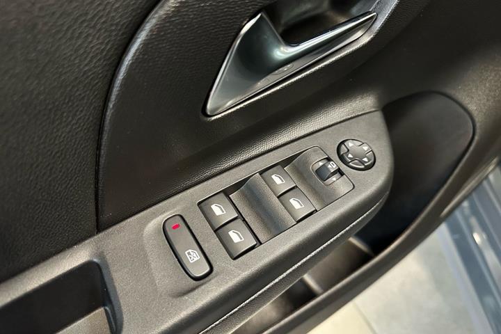 Grå Opel Corsa-e fra 2024