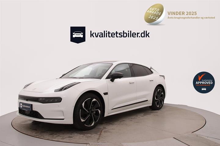Hvid Zeekr 001 fra 2024 set udefra